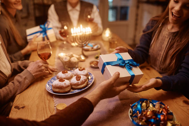 zbliżenie na żydowską dziewczynę otrzymującą prezent od ojca na chanukę. - hanukkah zdjęcia i obrazy z banku zdjęć