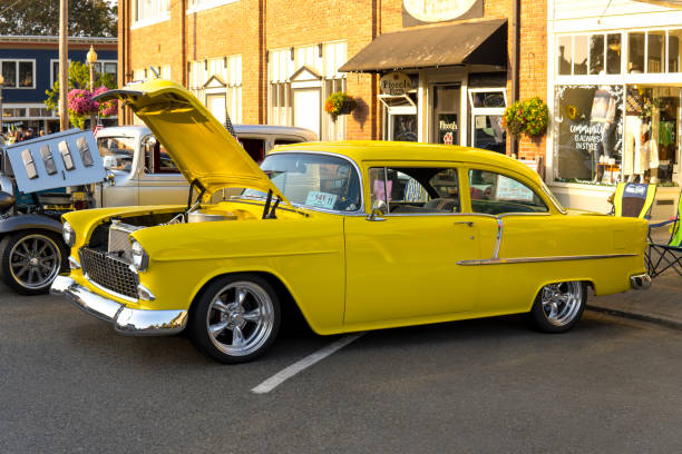 желтый ретро chevrolet bel air с открытым капотом автомобиля. 1955 chevy на автомобильной выставке. снохомиш, вашингтон, сша - сентябрь 2022 - chevrolet bel air personal land vehicle american culture car стоковые фото и изображения