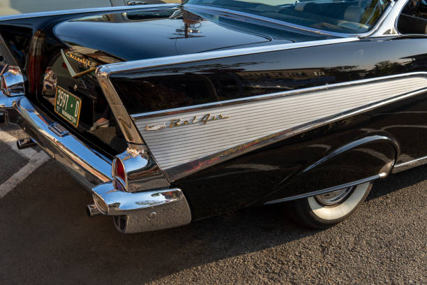 вид на багажник черного ретро chevrolet bel air. 1955 chevy на автомобильной выставке. снохомиш, вашингтон, сша - сентябрь 2022 - chevrolet bel air personal land vehicle american culture car стоковые фото и изображения