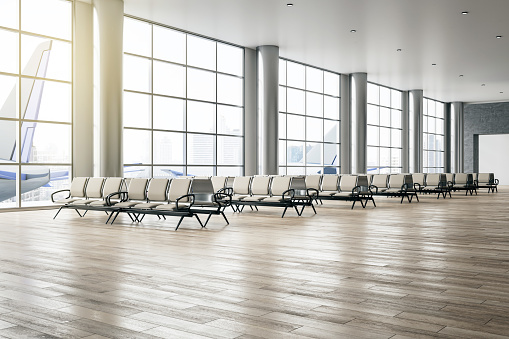 Concepto de viaje de negocios y avia con vista en perspectiva sobre filas de asientos vacíos en el amplio vestíbulo iluminado por el sol del área de espera del aeropuerto con enormes ventanas panorámicas y piso de madera. Renderizado 3D photo