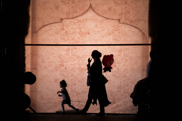 katarska rodzina w tradycyjnym stroju. - qatar doha family arabia zdjęcia i obrazy z banku zdjęć
