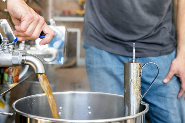 produktionsschritte für ahornsirup in sugar shack, quebec, kanada - maple syrup tree sap stock-fotos und bilder