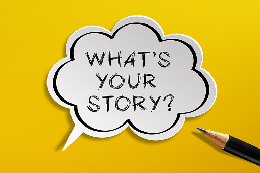 ¿Cuál es tu historia? Burbuja de diálogo aislada sobre el fondo amarillo photo