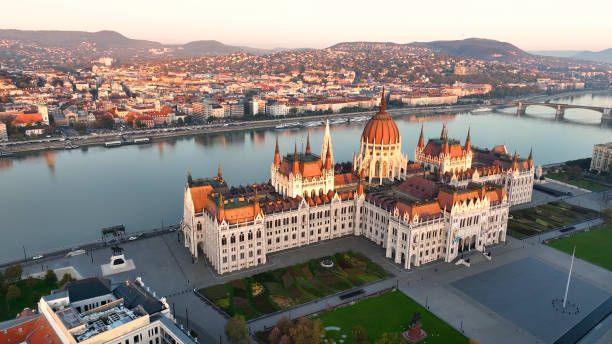 widok z lotu ptaka na budynek parlamentu w budapeszcie. pejzaż stolicy węgier o zachodzie słońca. podróże, turystyka i europejski przełom polityczny - chain bridge bridge budapest cityscape zdjęcia i obrazy z banku zdjęć