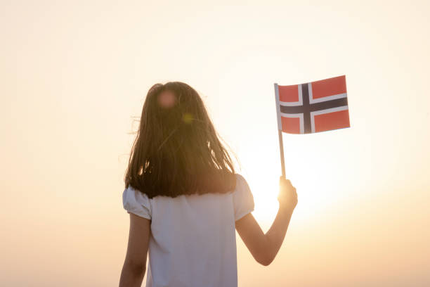 garotinha com bandeira - norwegian flag norway flag freedom - fotografias e filmes do acervo