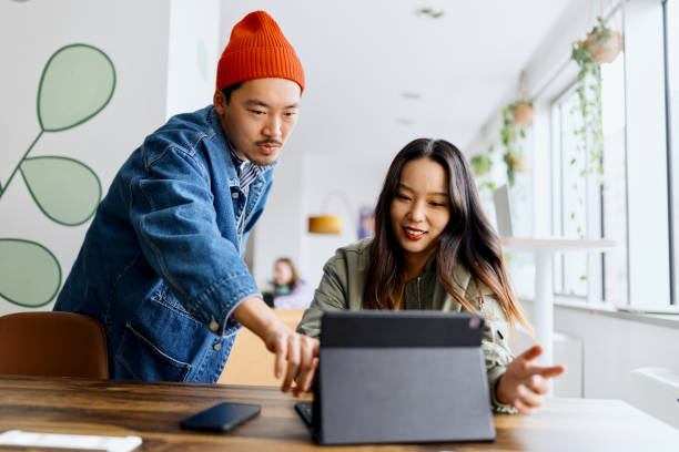 coworkers team at work. group of young business people in trendy casual wear working together in creative office - 時尚人 個照片及圖片檔