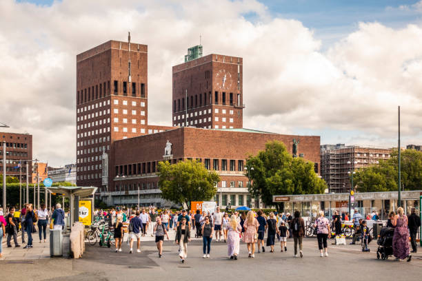 ratusz w oslo z grupą ludzi idących z przodu. - christiania zdjęcia i obrazy z banku zdjęć