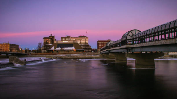 centre-ville de waterloo, iowa - waterloo region photos et images de collection