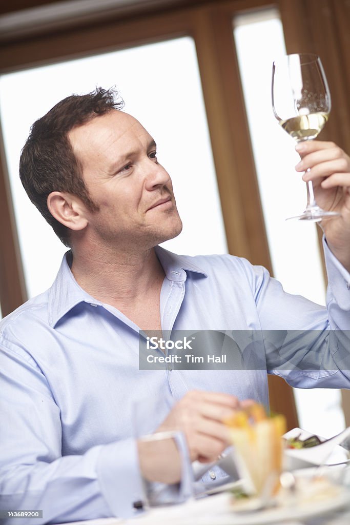 Homme d'affaires analyse verre de vin - Photo de 35-39 ans libre de droits