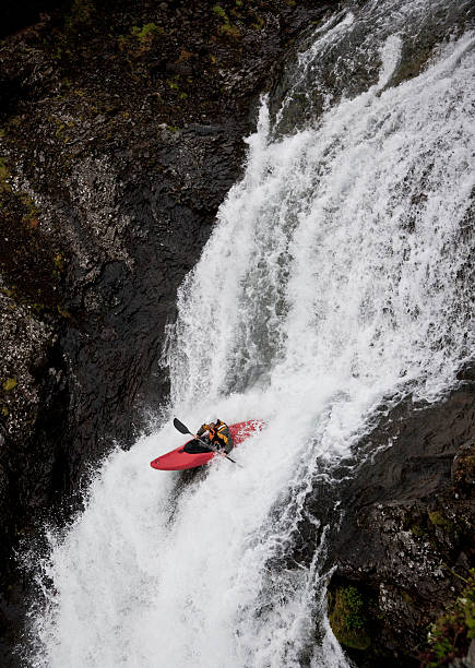hombre piragüismo en rocky cascada - extreme sports kayaking kayak adventure fotografías e imágenes de stock