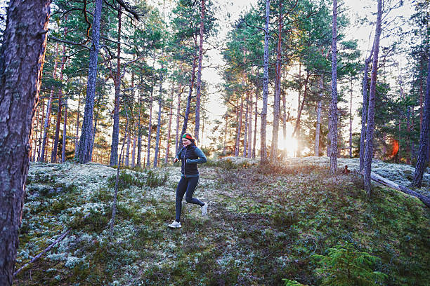 femme course en forêt - nordic running photos et images de collection