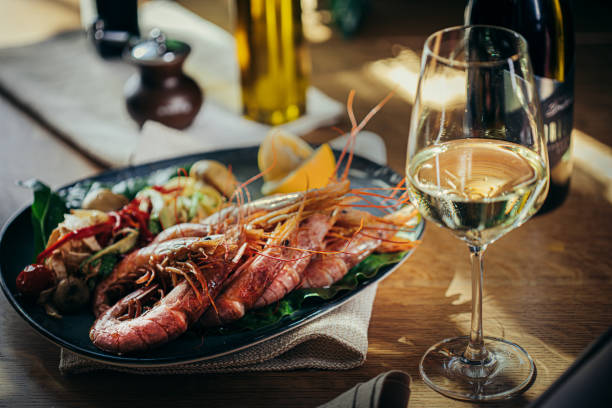 신선한 해산물 새우가 와인과 함께 테이블에 제공됩니다. - seafood 뉴스 사진 이미지