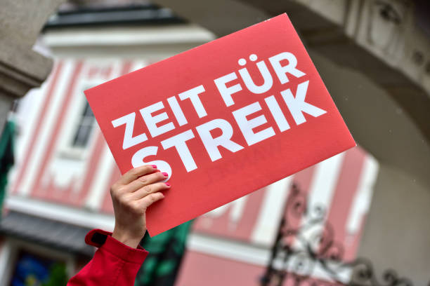 Time for strike sign A red "Time for strike" sign at a demo in Linz striker stock pictures, royalty-free photos & images