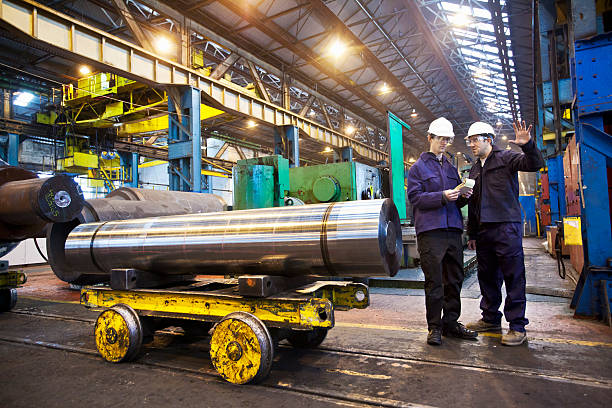 arbeiter sprechen in stahl forge - stahlwerk stock-fotos und bilder