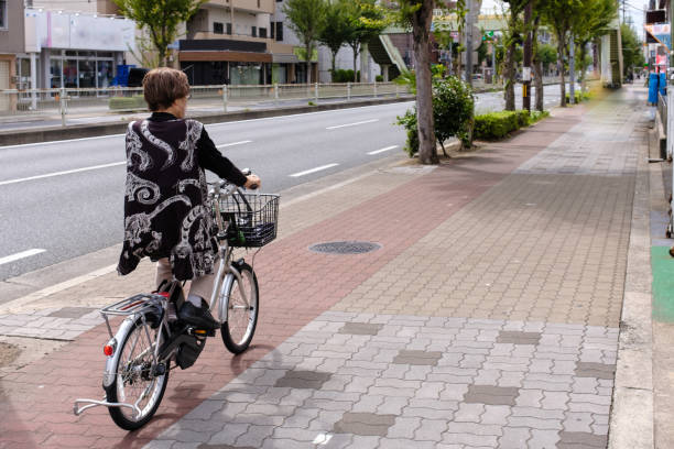 シニア女性、自転車 - short cycle ストックフォトと画像