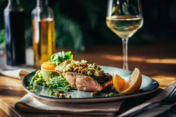 saumon grillé et légumes dans l’assiette - wine food fish seafood photos et images de collection