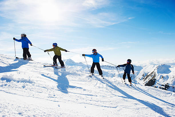 bambini arrampicata montagna innevata - skiing ski family friendship foto e immagini stock