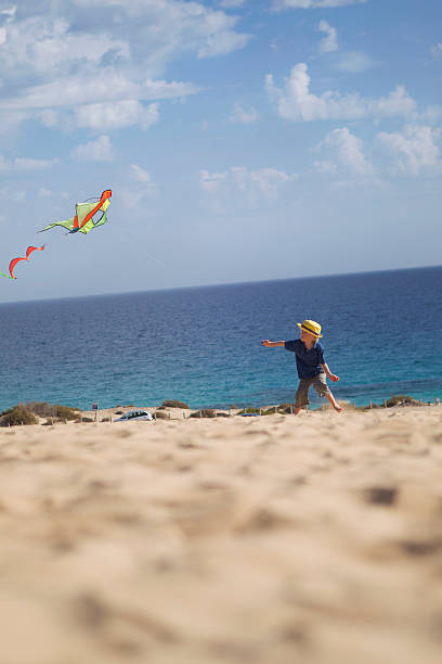 boy flying kite on beach - @jackstar stock-fotos und bilder