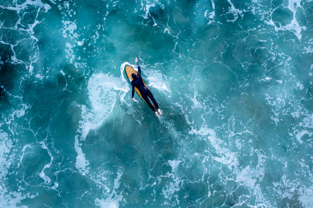 ujęcie z drona surfera w falistym morzu, newport beach, kalifornia, usa - co surfing zdjęcia i obrazy z banku zdjęć