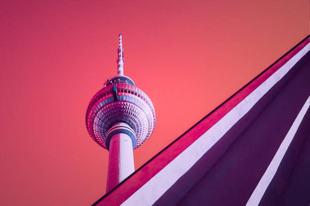 inquadratura a bassa angolazione della torre della televisione di berlino, berliner fernsehturm. germania. - alexanderplatz foto e immagini stock