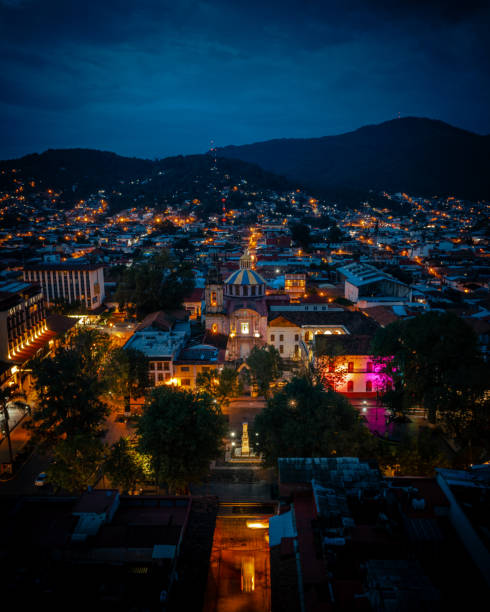 vue aérienne de la ville d’uruapan dans le michoacan, mexique - uruapan photos et images de collection