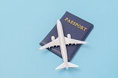 pass-und-flugzeug-isoliert-auf-blauem-hintergrund-mit-kopierraum-reisekonzept.jpg?b=1&s=170x170&k=20&c=QJ4UhWzuRvR_w2MNUcrAgYnSIykqYXn8NCMo60K38Cw=