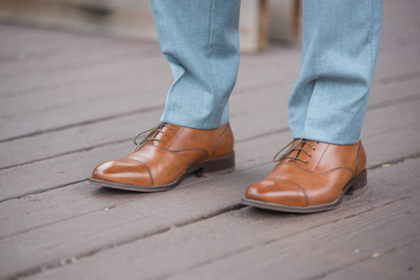 close-up de sapatos de couro marrom de um noivo - shoe groom wood luxury - fotografias e filmes do acervo