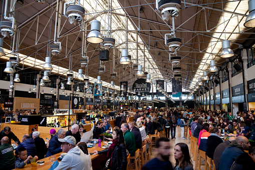 Lissabon, Portugal – May 04, 2018: A busy Time Out Market in Lisabon, Portugal