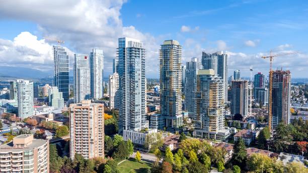 schöne aussicht auf ein stadtbild in metrotown, burnaby, kanada - burnaby stock-fotos und bilder