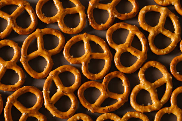pretzels background - pretzel snack salty food imagens e fotografias de stock