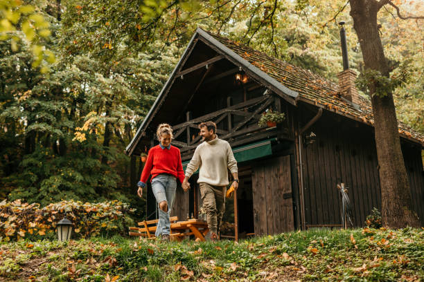 w końcu kupiliśmy nasz wymarzony dom - cottage autumn wood woods zdjęcia i obrazy z banku zdjęć