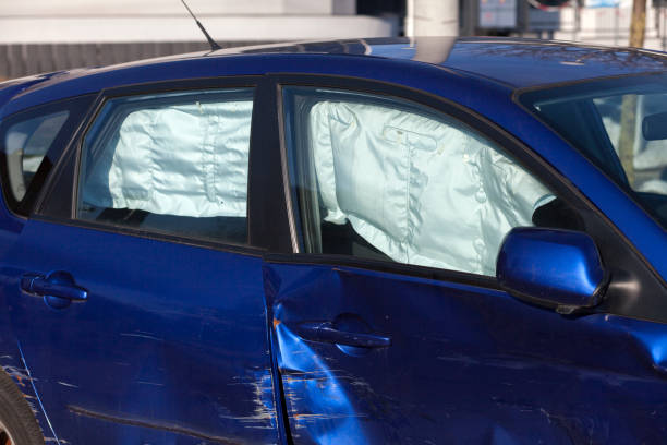 acidente de carro, lado amassado do carro, airbag de cortina lateral implantado - sign airbag driving wheel - fotografias e filmes do acervo