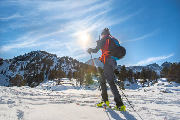 femmina in montagna che pratica lo sci di montagna nei pirenei di andorra - ski trace foto e immagini stock