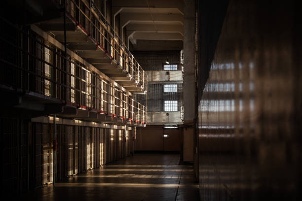 intérieur de la légendaire prison d’alcatraz, sur une île près de san francisco, aux états-unis - island prison photos et images de collection