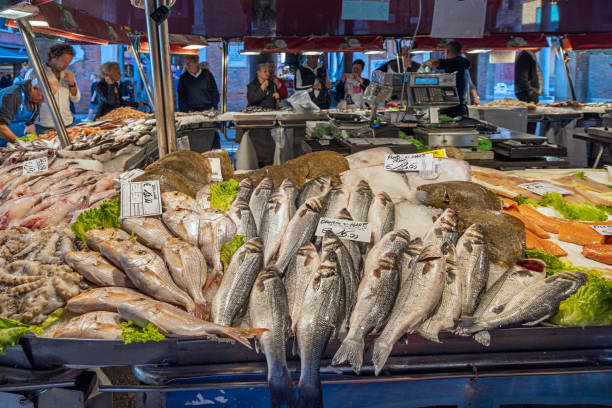 frischer fisch am fischhändler - fish fish market catch of fish market stock-fotos und bilder