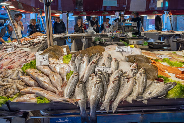 pesce fresco alla scrivania di una pescheria - fish fish market catch of fish market foto e immagini stock