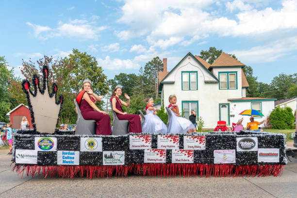 Parade in Mora, Minnesota for the Kanabec County Fair. Queen float. Mora, Minnesota USA July 30, 2022  Parade in Mora, Minnesota for the Kanabec County Fair. Queen float. festival float stock pictures, royalty-free photos & images