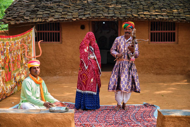 musique folklorique kalbelia jouée dans le village culturel de shilpgram près d’udaipur - folk song photos et images de collection