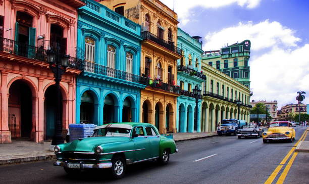 scena di strada con edifici colorati e vecchie auto a l'avana, cuba - taxi retro revival havana car foto e immagini stock