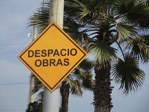 Text in Spanish that indicates the execution of works in the street.