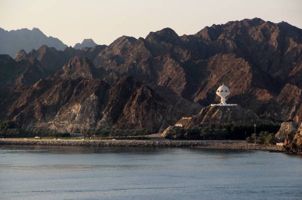 oman- mascate - vista dal mare e dal monumento di riyam censer - oman greater masqat fort tourism foto e immagini stock