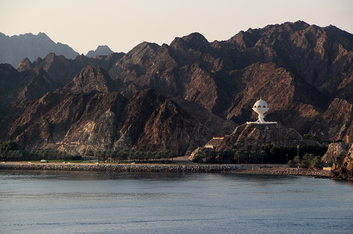 Oman - Mascate - vue depuis la mer et le monument Riyam Cencer