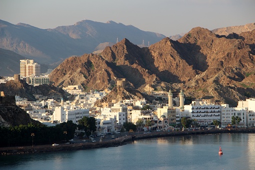 Oman - Mascate - vue depuis la mer - vieille ville