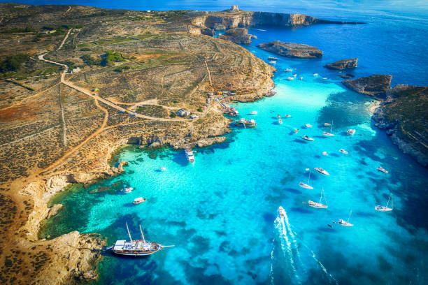 paisaje con laguna azul en la isla de comino, malta - islas de malta fotografías e imágenes de stock