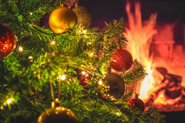 weihnachtsschmuck mit baum und bunten kugeln. neujahrskonzept und hintergrund - new years day stock-fotos und bilder