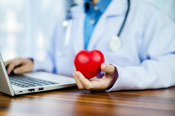 Doctor hands holding red heart, health care, love, organ donation, mindfulness, wellbeing, family insurance and CSR concept, world heart day, world health day, world mental health day, praying concept manos del médico sosteniendo corazón rojo, atención médica, amor, donación de órganos, atención plena, bienestar, seguro familiar y concepto de rse, día mundial del corazón, día mundial de la salud, día mundial de la salud mental, concepto de or