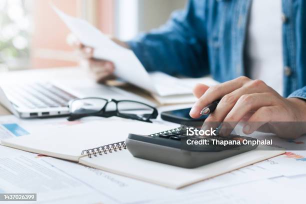Investors Are Calculating Profits And Costs With Calculators Growth And Investment Chart Analysis Business Planning And Strategies To Maximize Sales Profits Long Term Business Plan Stock Photo - Download Image Now