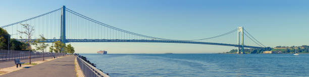 verrazano-narrows bridge, promenade, belt parkway 및 new york harbor, new york city, usa. - staten island new york harbor sea harbor 뉴스 사진 이미지