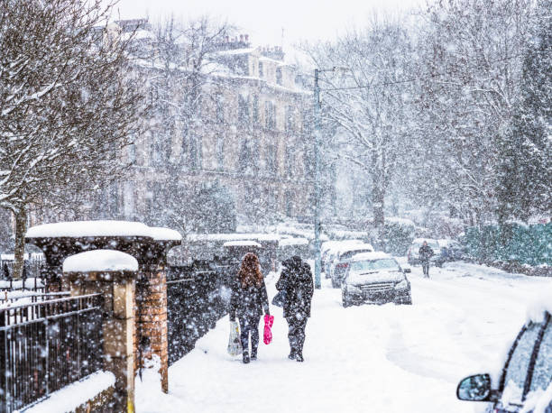 сильный снегопад в глазго, шотландия - people cold frozen unrecognizable person стоковые фото и изображения