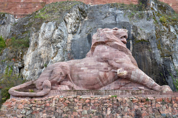 gran estatua de un león perteneciente a la ciudad de belfort, francia. - belfort fotografías e imágenes de stock